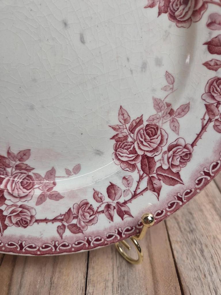 Assiette plate terre de fer H. Boulenger Choisy-le-roi modèle Paris – roses bordeaux
