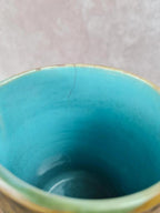 Pichet vintage faïence vert olive & intérieur turquoise – attribué à Onnaing