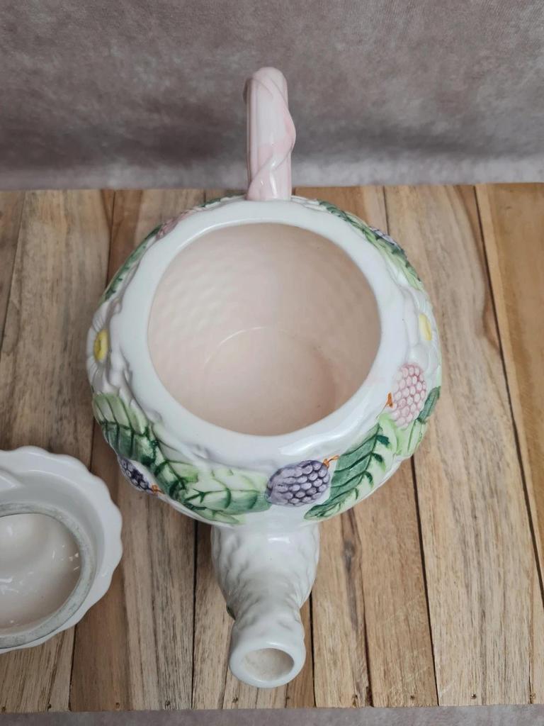 Théière ancienne barbotine décor fruits & feuillage – signée Fg 🍓🌿