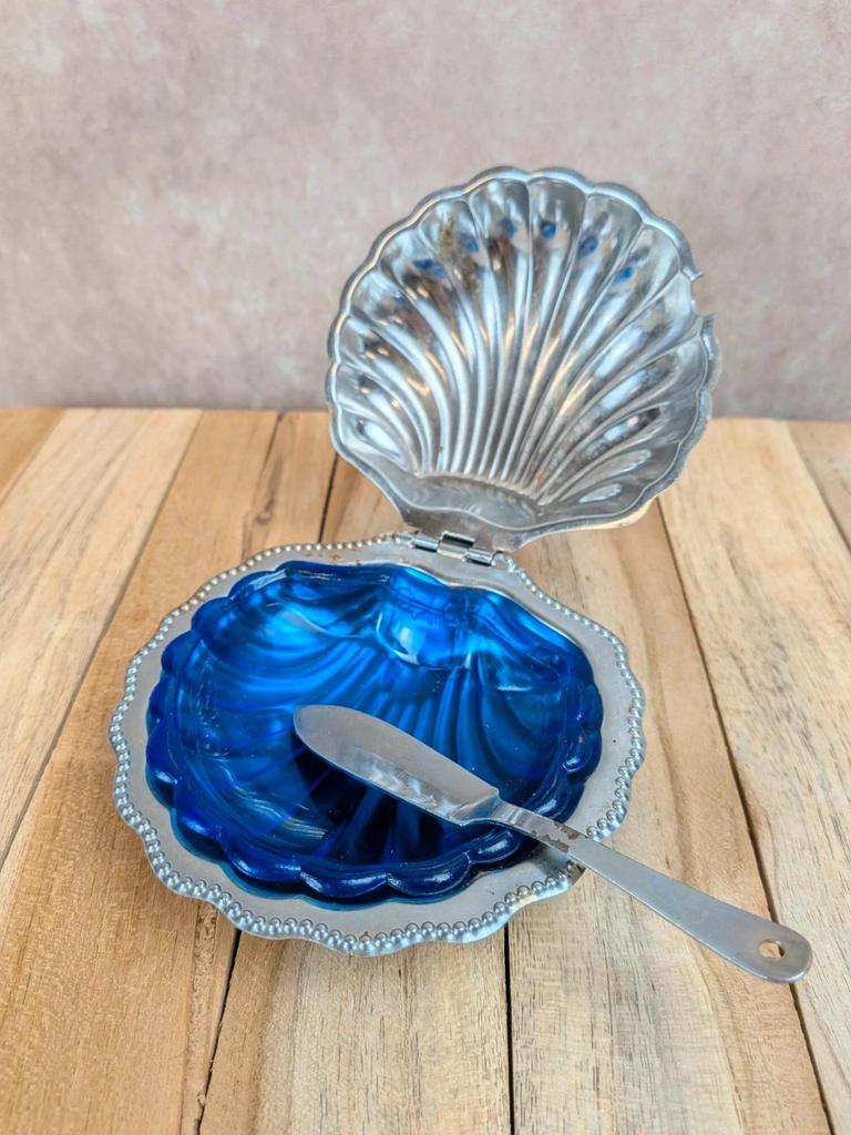Beurrier vintage coquille en métal argenté et verre bleu – complet