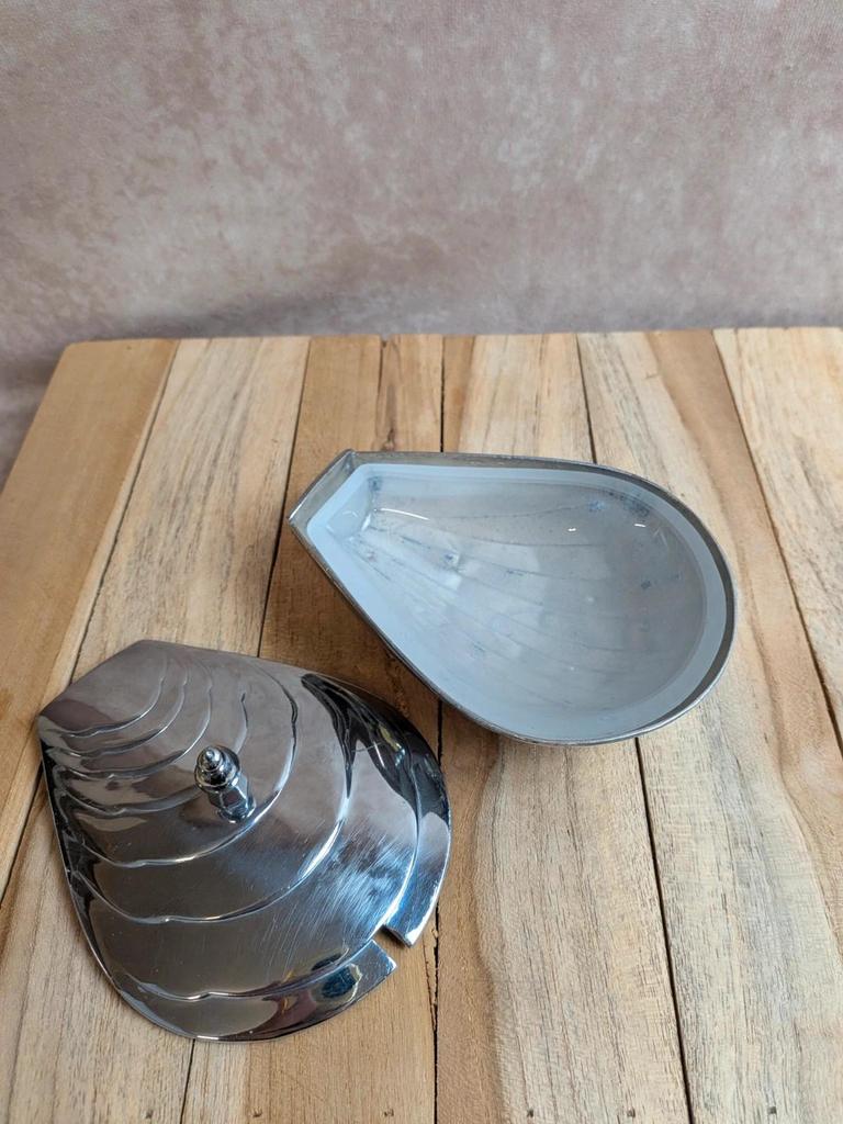 Beurrier saucière vintage Art déco en métal argenté – Coquillage