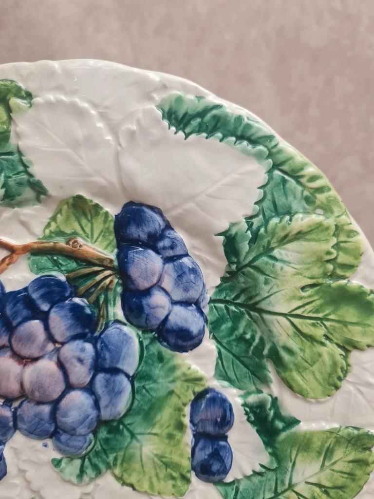 Assiette barbotine vintage décor raisin – relief feuillage 🍇🌿