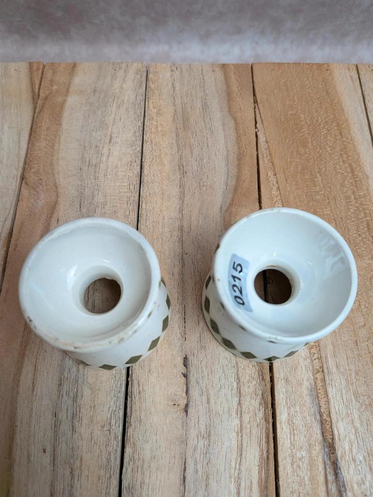 Lot de 2 coquetiers anciens en terre de fer – Forme diabolo – Décor losanges verts