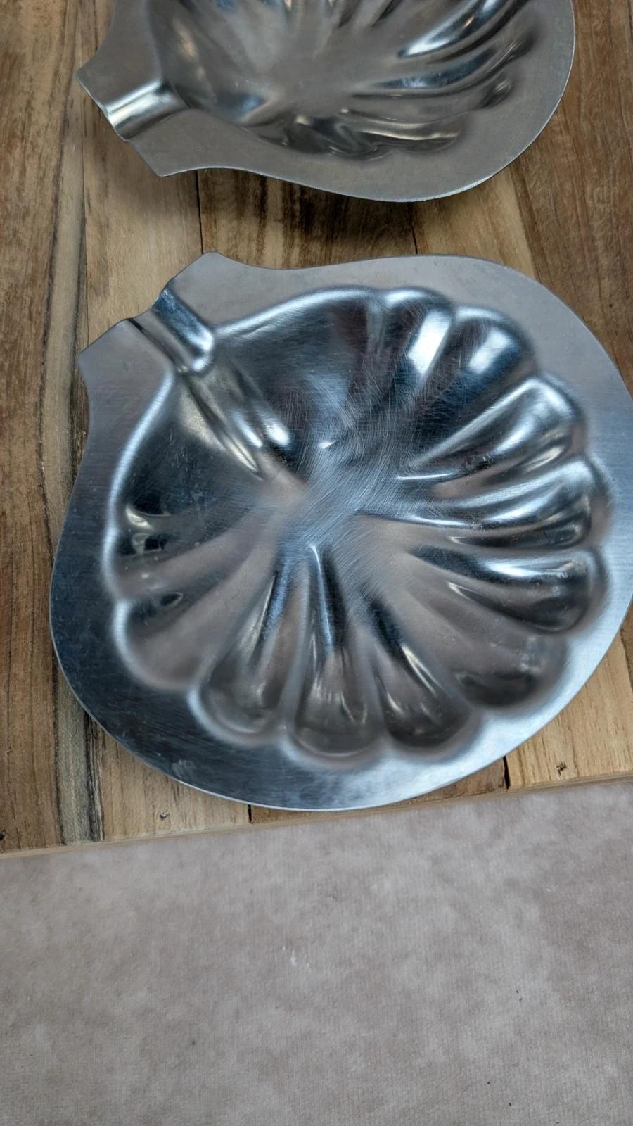 Lot de 4 coupelles anciennes en inox – forme coquille saint jacques