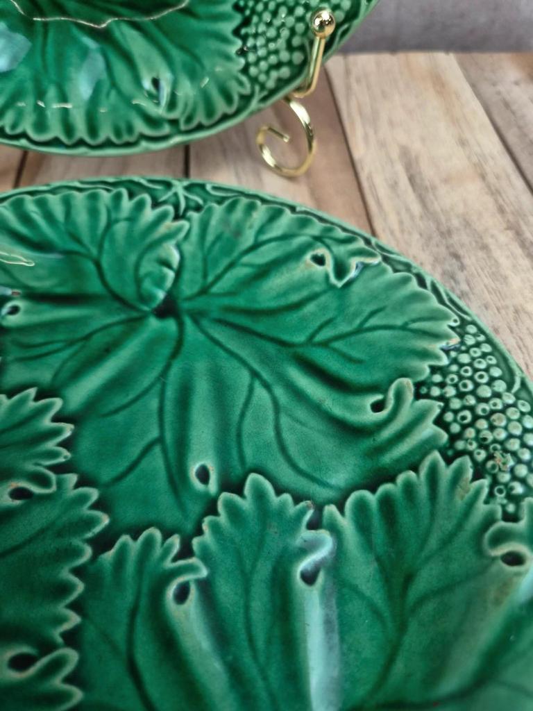 Lot de 2 assiettes à dessert en barbotine verte décor vigne