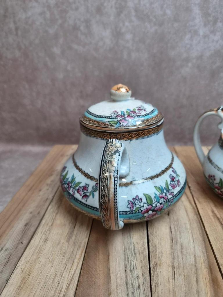 Théière ancienne et pot à lait assorti au joli décor fleuri rose et turquoise