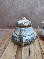 Théière ancienne et pot à lait assorti au joli décor fleuri rose et turquoise