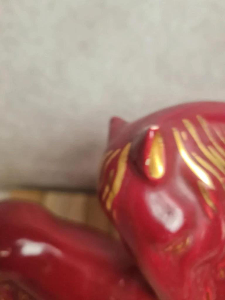 Sculpture vintage jument & poulain signée Jean – céramique rouge et dorure