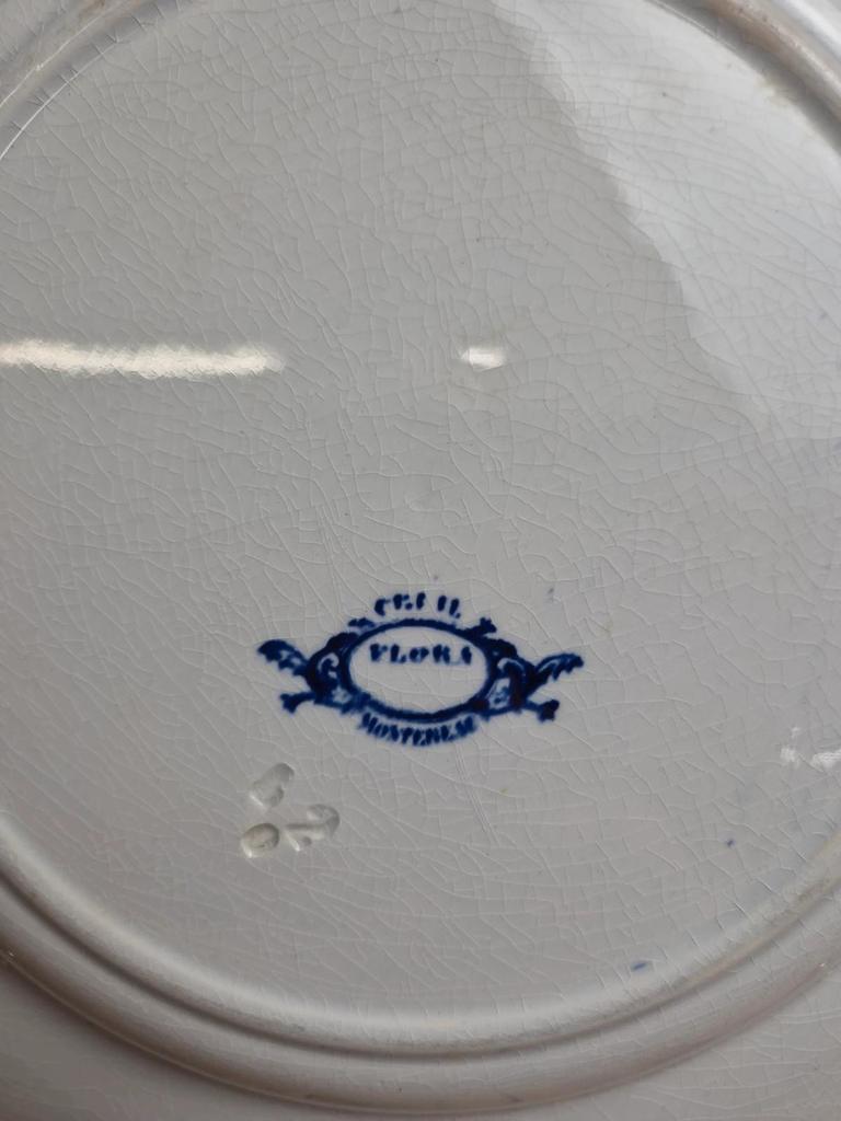 Plat rond Terre de Fer Creil et Montereau Flora – bleu ancien – 29 cm