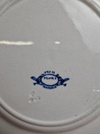 Plat rond Terre de Fer Creil et Montereau Flora – bleu ancien – 29 cm