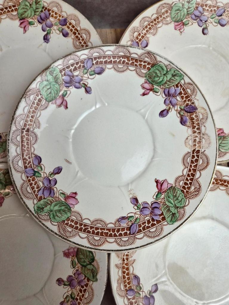 Lot de 6 assiettes à dessert anciennes Longwy – Modèle Violettes – Décor polychrome Art nouveau