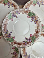 Lot de 6 assiettes à dessert anciennes Longwy – Modèle Violettes – Décor polychrome Art nouveau