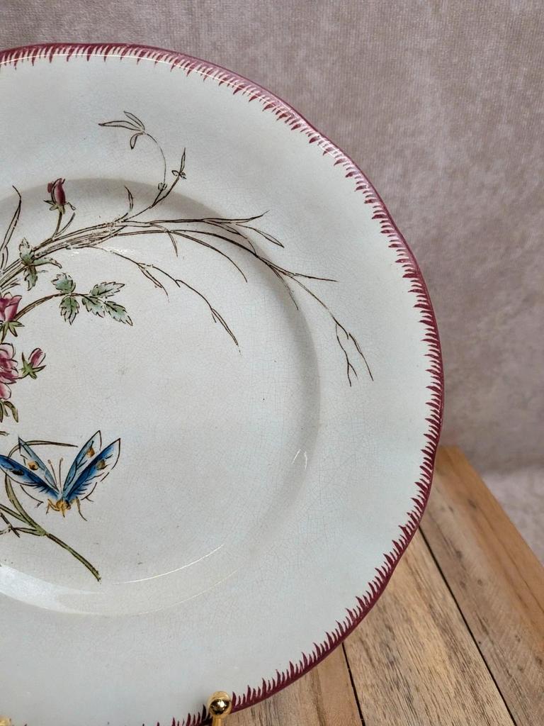 Assiette ancienne en terre de fer Sarreguemines modèle Papillon