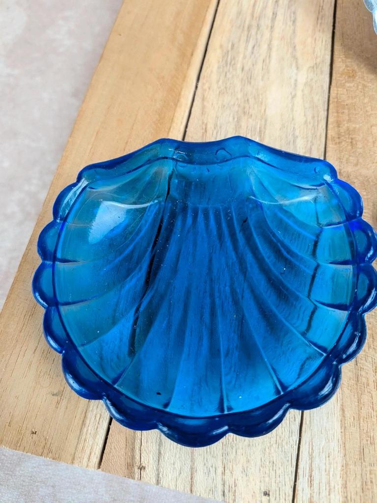 Beurrier vintage coquille en métal argenté et verre bleu – complet