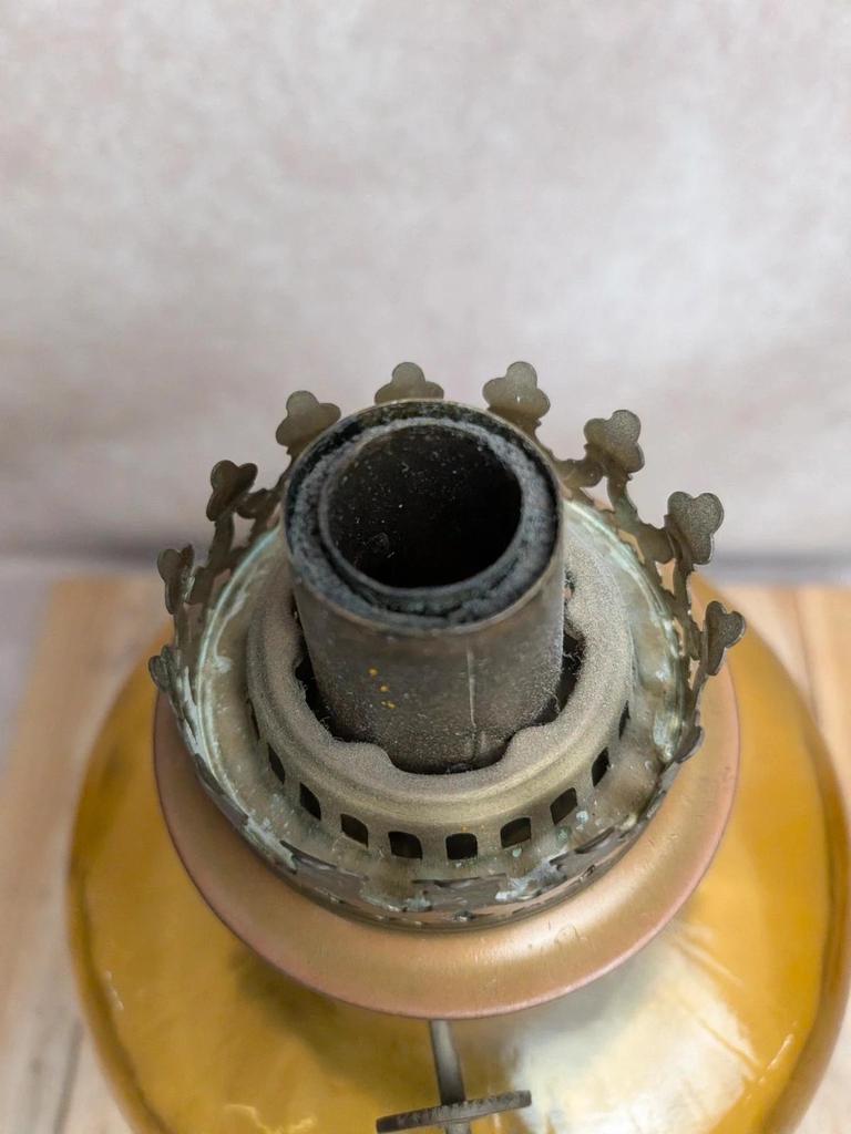 Lampe à pétrole ancienne verre ambré & pied travaillé