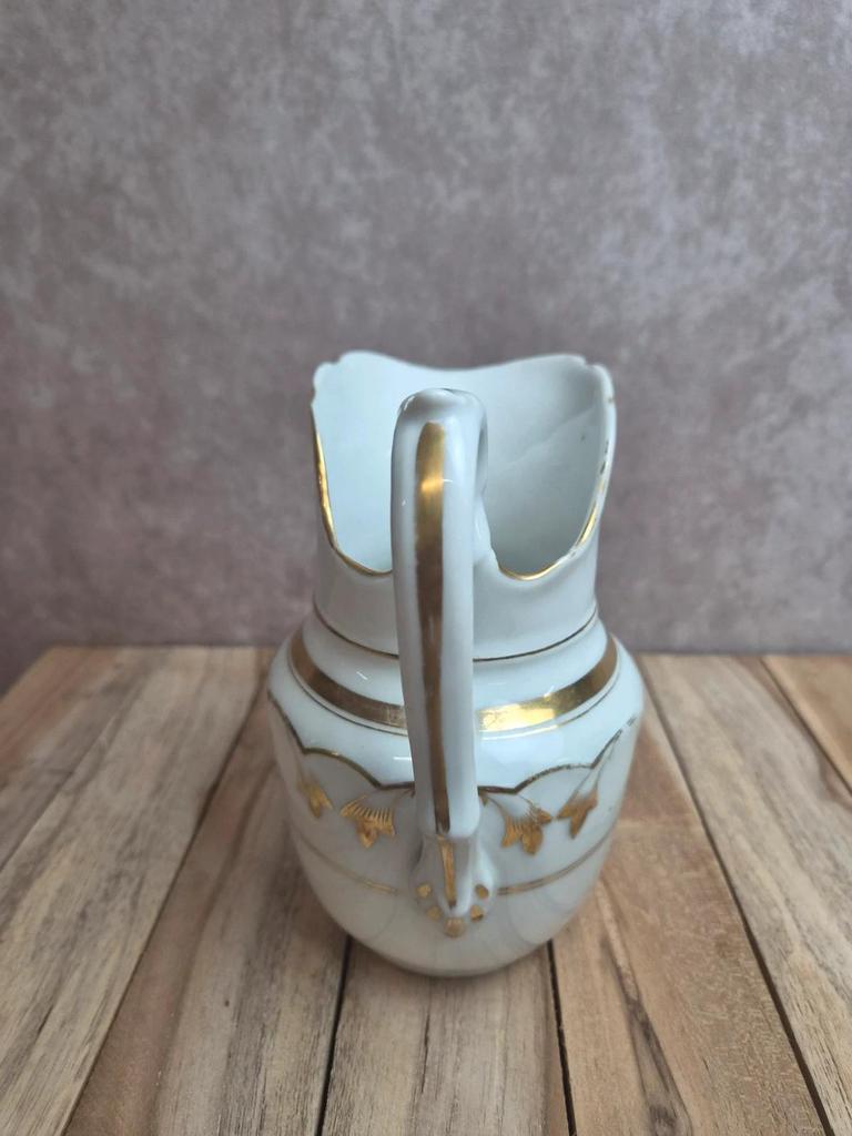 Petit pichet / pot à lait en porcelaine de Paris Xixe – décor doré