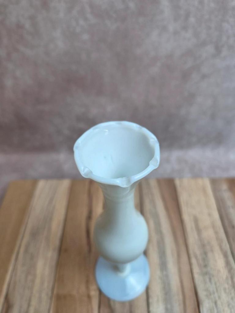 Petit vase soliflore en opaline blanche – Élégance vintage