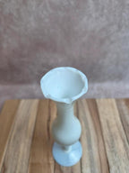 Petit vase soliflore en opaline blanche – Élégance vintage
