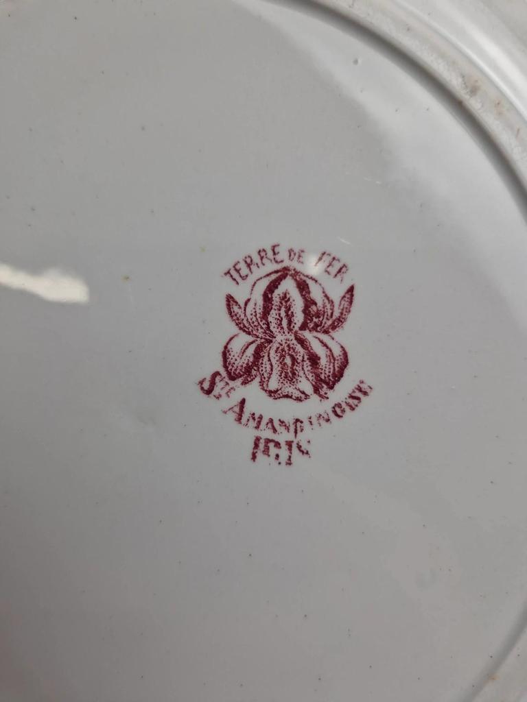 Plat rond ancien Saint-amandinoise – Modèle Iris – Terre de fer