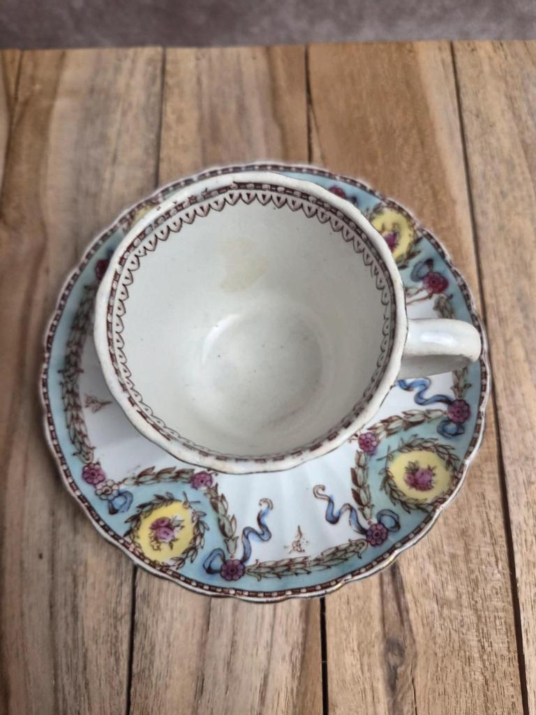 Tasse et soucoupe ancienne Gien – décor polychrome style Louis Xvi – Xixe