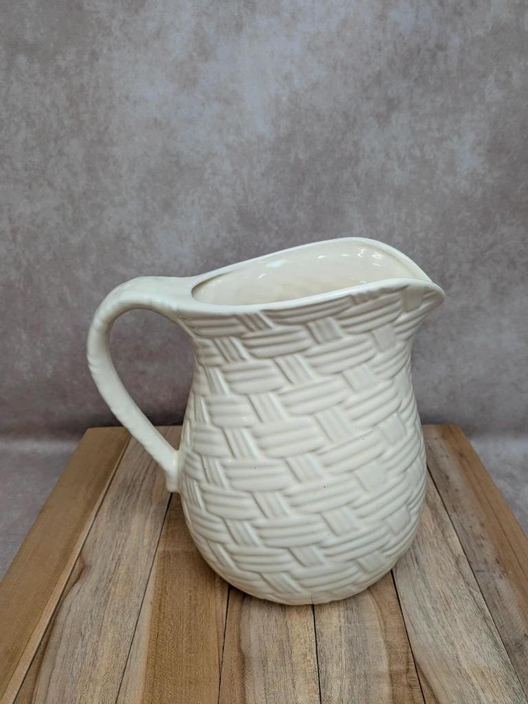 Pichet vintage en faïence relief effet panier