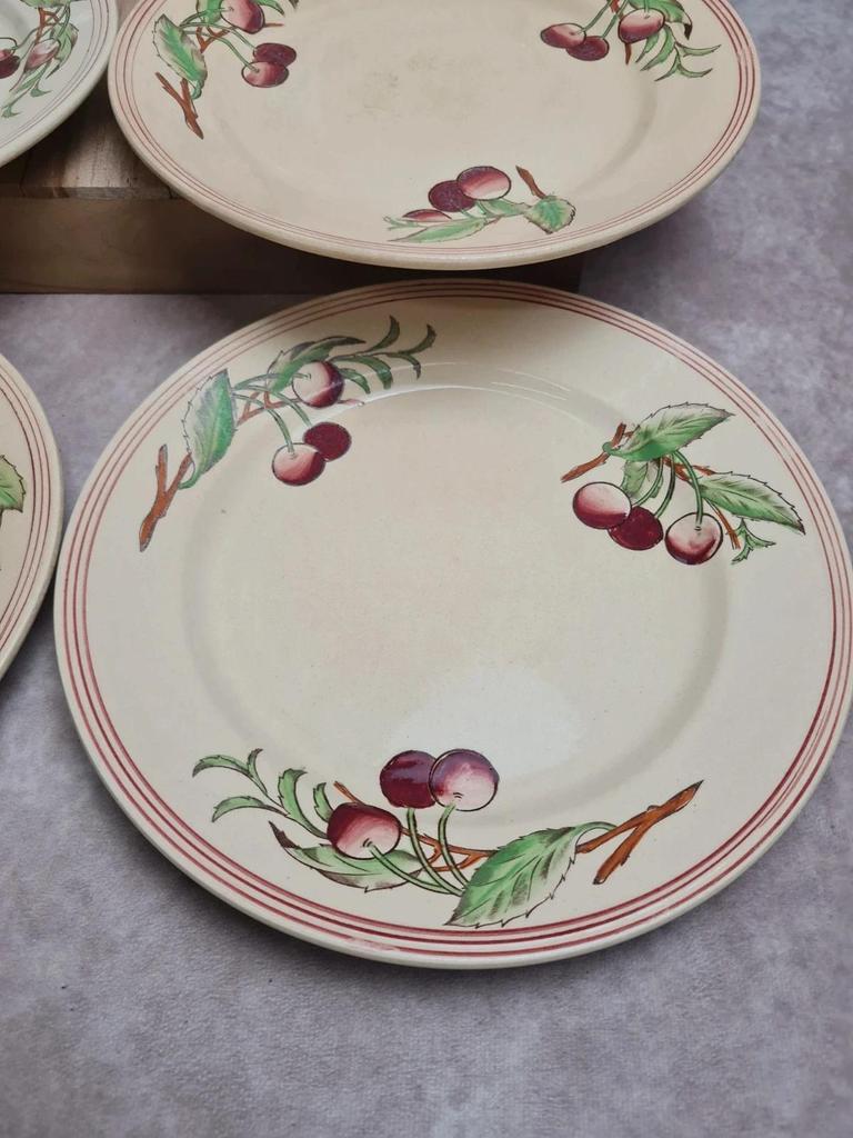 Lot de 6 assiettes plates Boch La Louvière Belgique modèle 2460 décor cerises polychrome