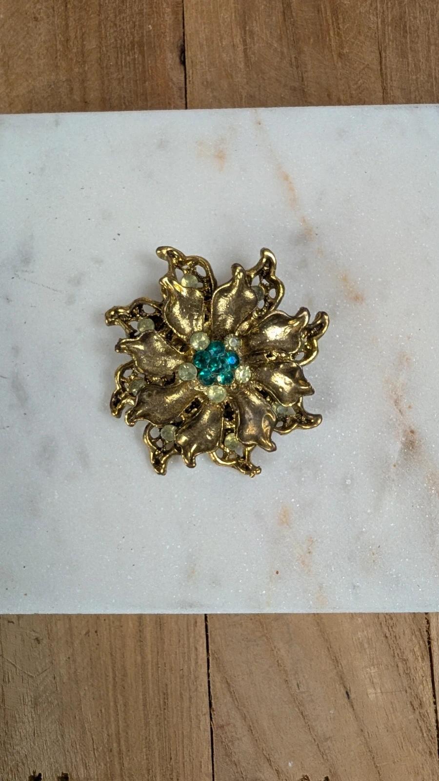 Broche ancienne dorée fleur strass verts