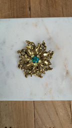Broche ancienne dorée fleur strass verts