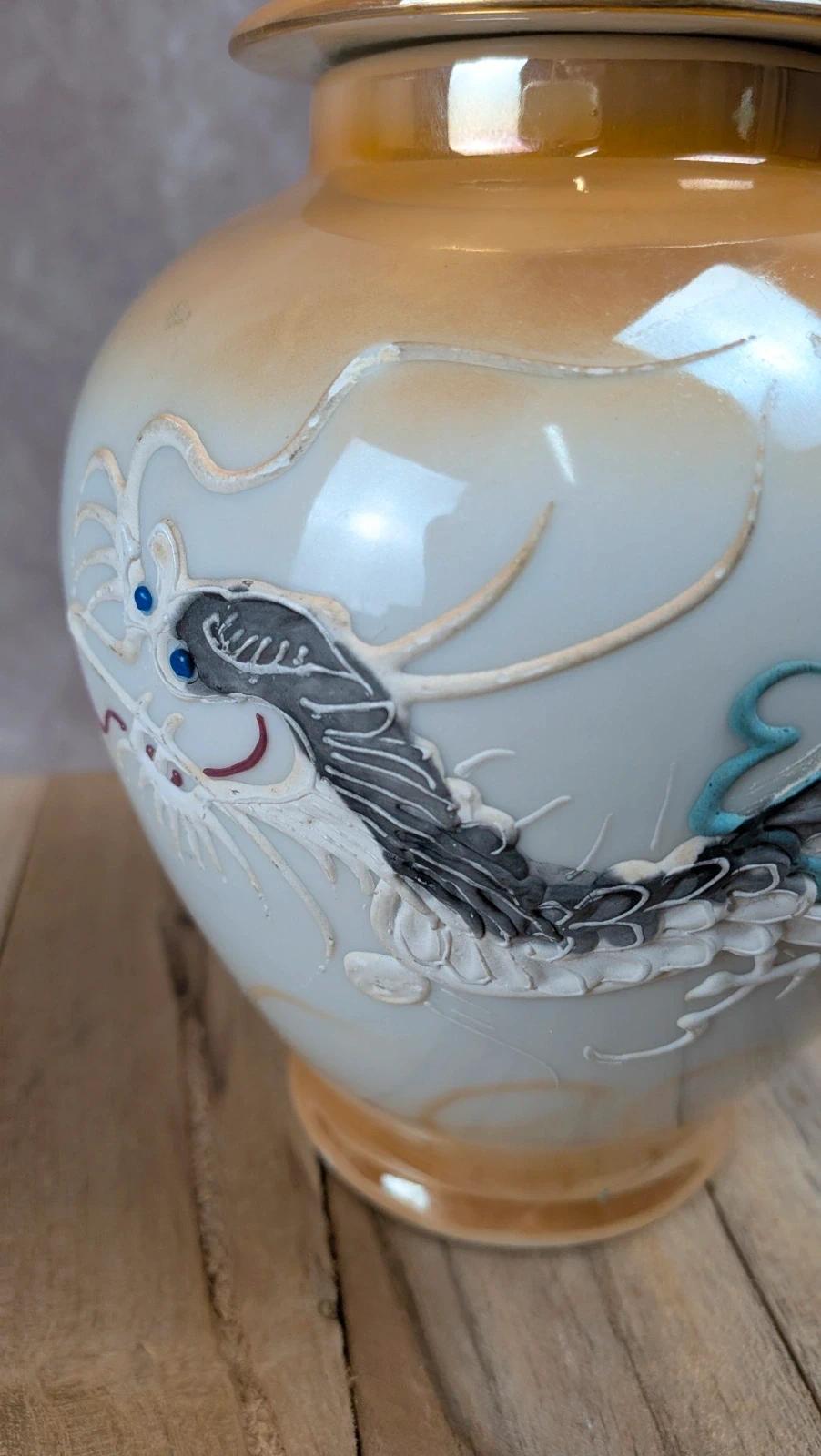 Pot couvert vintage japonais décor relief dragon