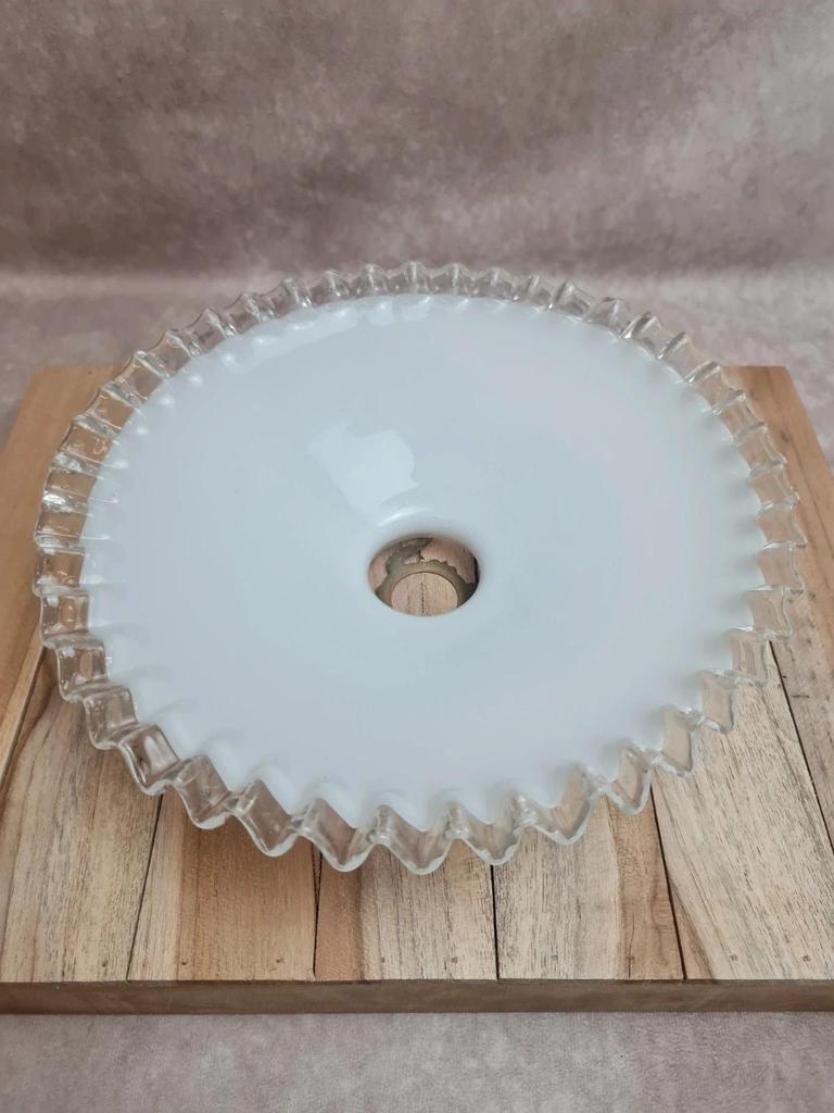 Abat-jour ancien en opaline blanche bord festonné – style vintage chic 💡