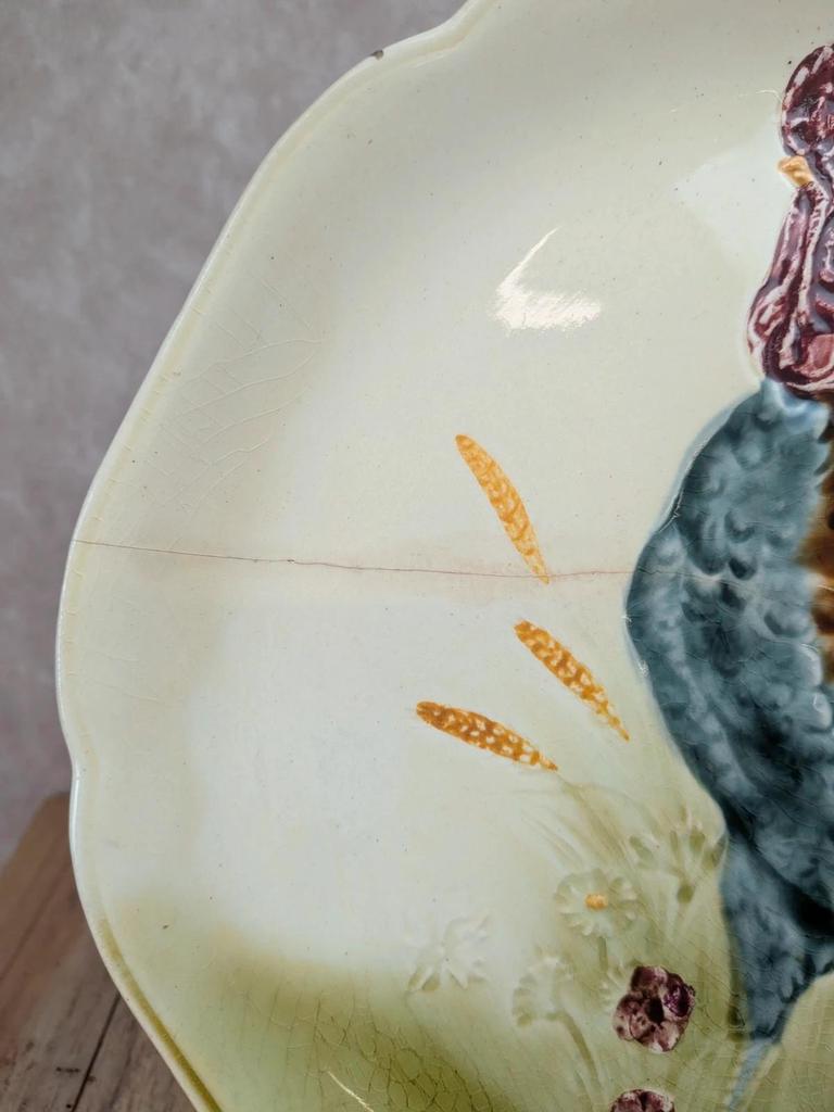 Assiette ancienne Terre de Fer Choisy-le-roi Hb – Coq polychrome en barbotine