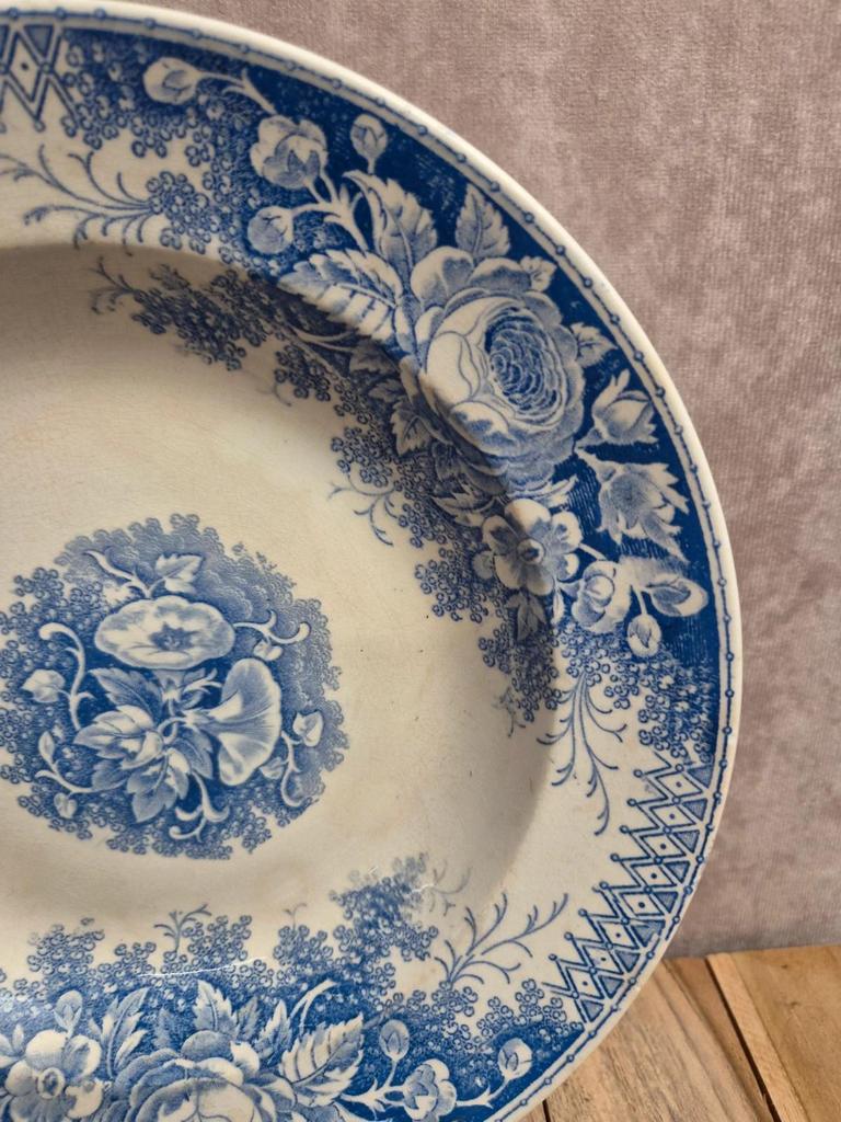 Lot de 2 assiettes creuses en terre de fer Sarreguemines – Modèle Jardinière – Décors variés