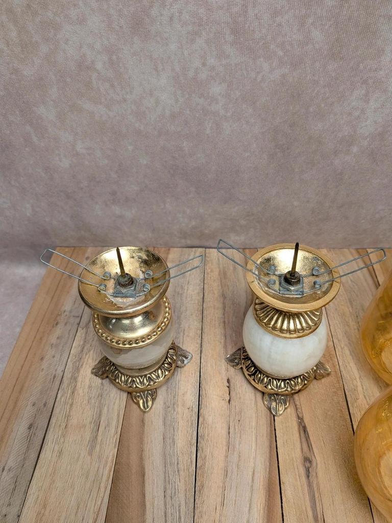 Paire de bougeoirs vintage onyx et laiton avec globes en verre ambré