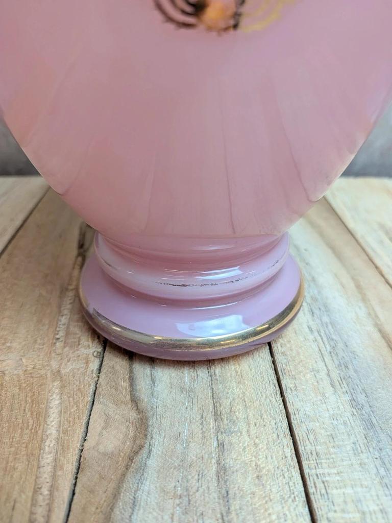 Vase en opaline rose à décor camées et dorures