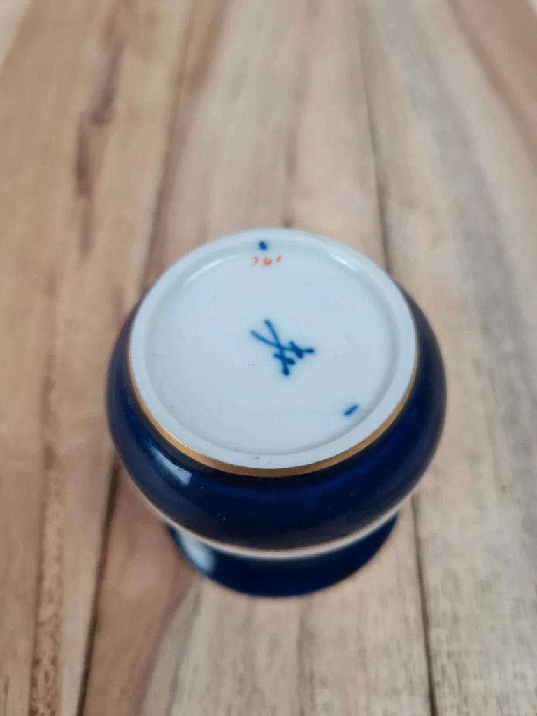 Petit vase miniature en porcelaine Meissen – décor floral & bleu cobalt 🌸