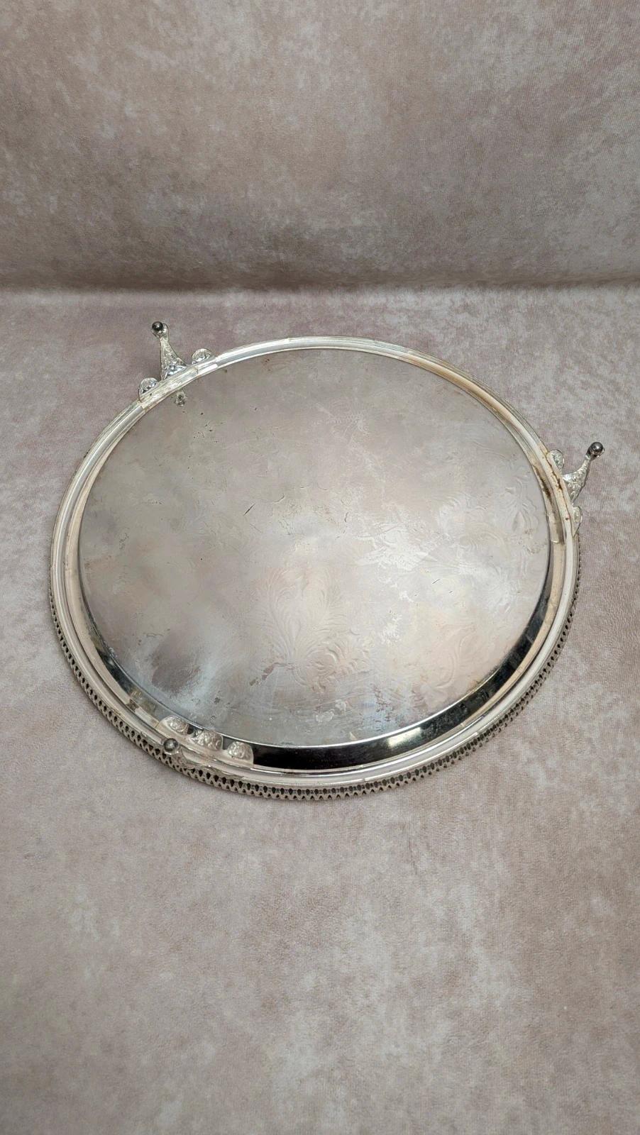 Plateau rond ancien en métal argenté sur pieds – décor gravé