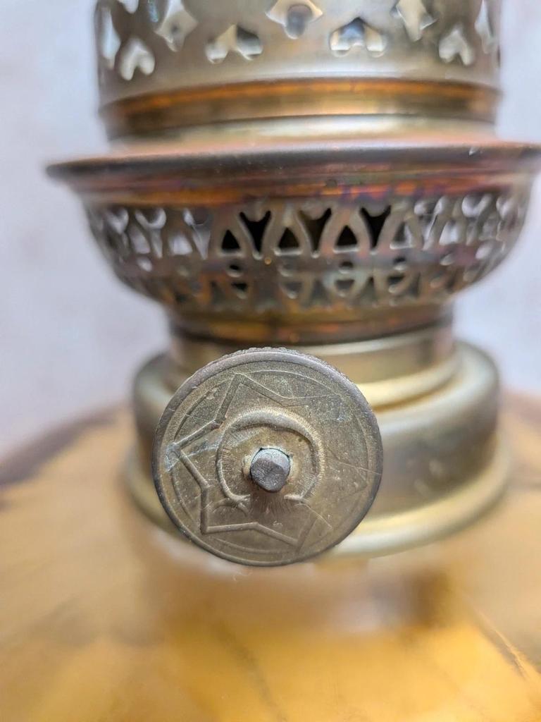 Lampe à pétrole ancienne verre ambré & pied travaillé