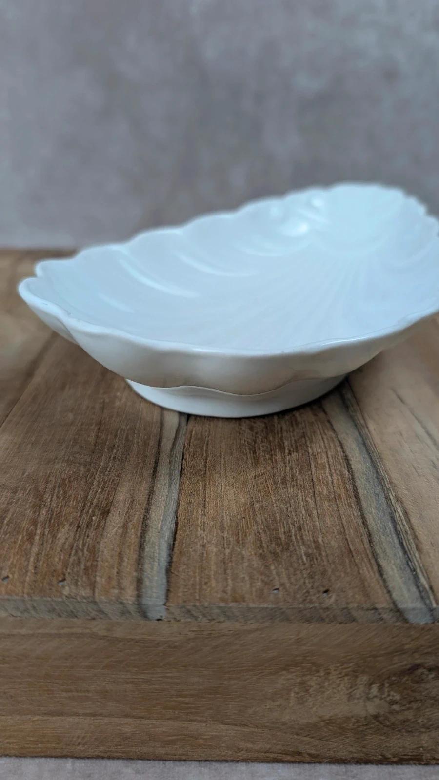 Ravissant ravier ancien en forme de coquillage blanc