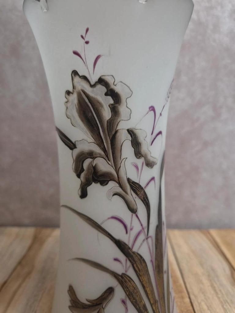 Vase ancien Art nouveau en verre givré émaillé – décor d’iris