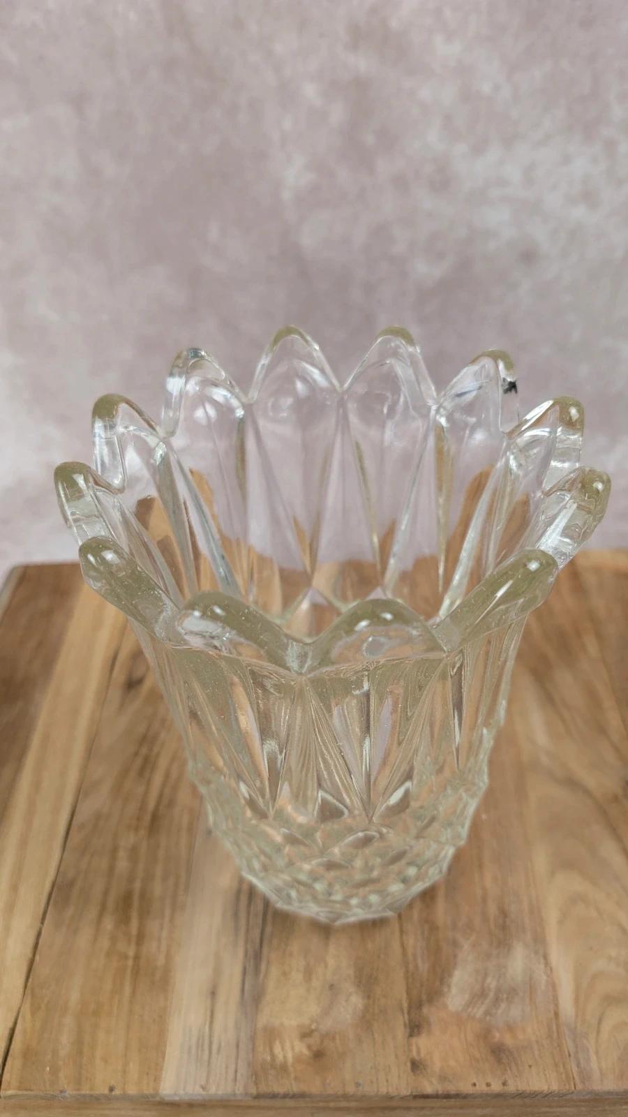 Charmant vase ancien en verre moulé