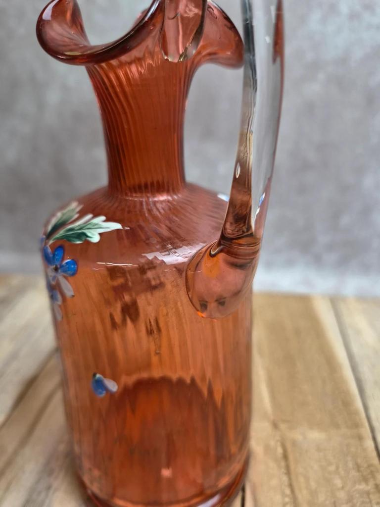 Bouteille ancienne en verre soufflé rose décor floral émaillé à la main
