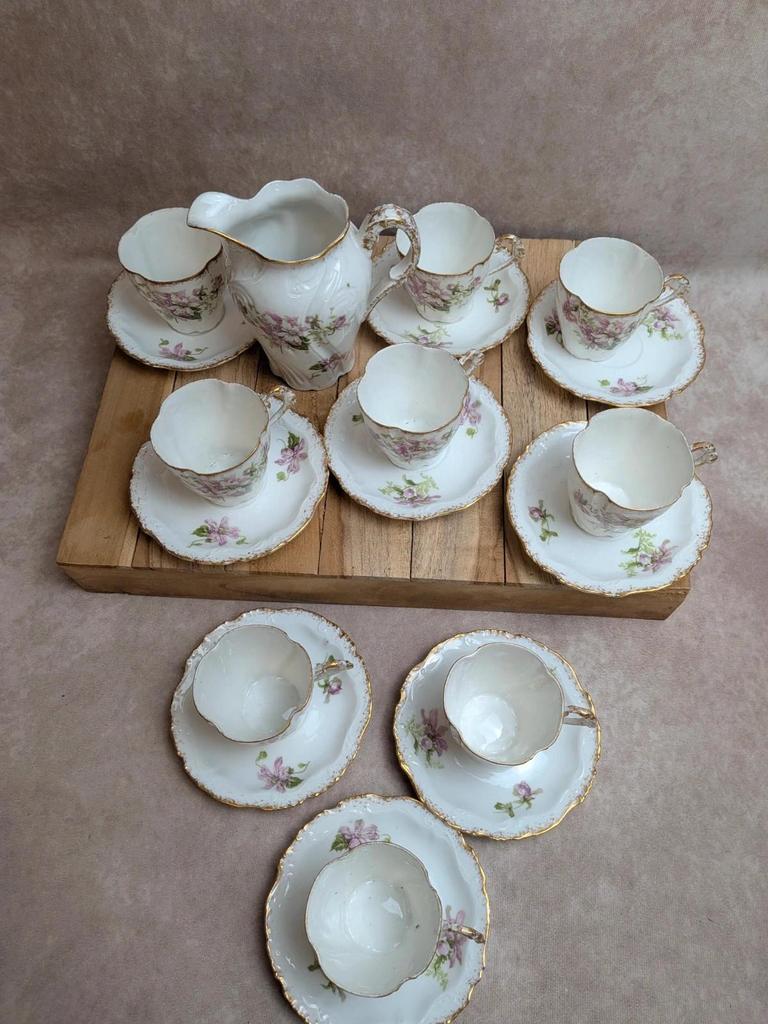 Service à thé ou café ancien en porcelaine fleurie – 19 pièces dorées