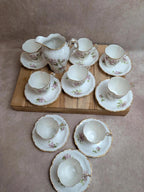 Service à thé ou café ancien en porcelaine fleurie – 19 pièces dorées