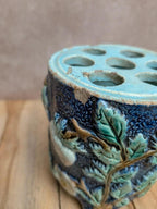 Petit vase pique-fleurs en majolique barbotine