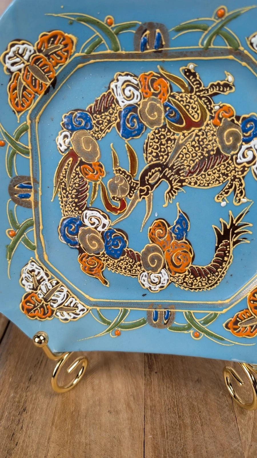 Petite assiette japonaise décorative dragon en relief – Porcelaine vintage 1930