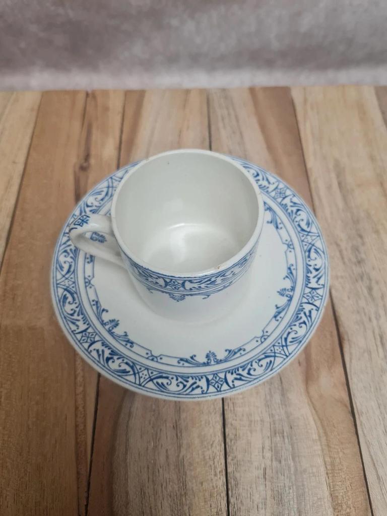 Tasse et sous-tasse ancienne Terre de fer Colbert Creil & Montereau bleu