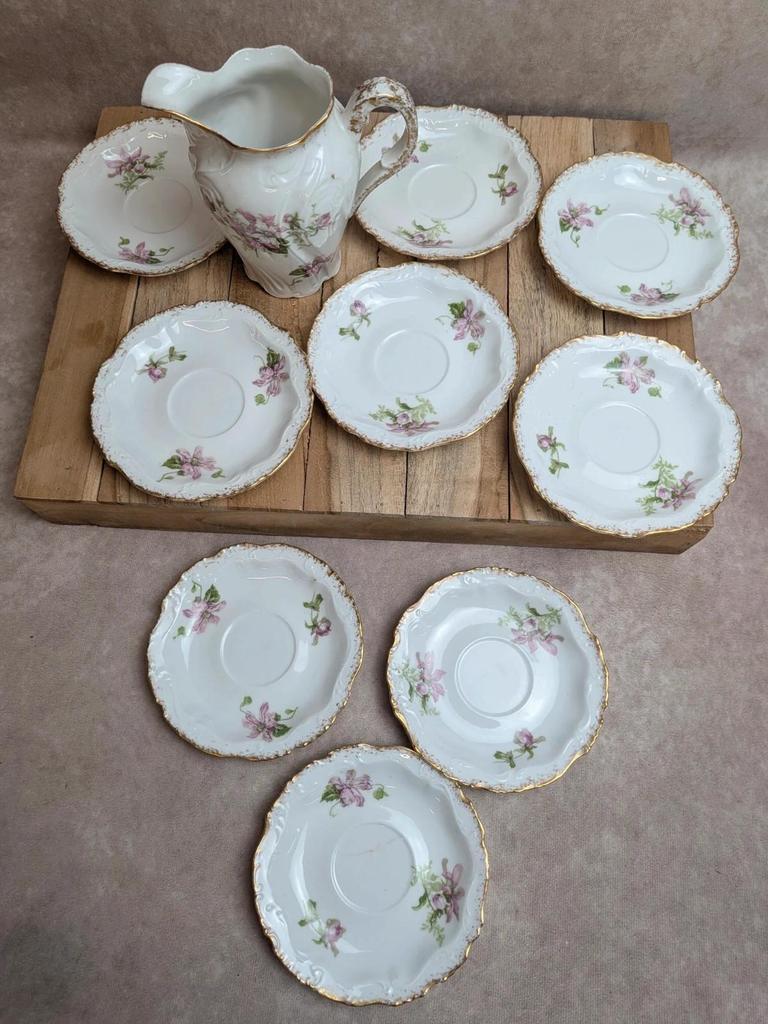Service à thé ou café ancien en porcelaine fleurie – 19 pièces dorées