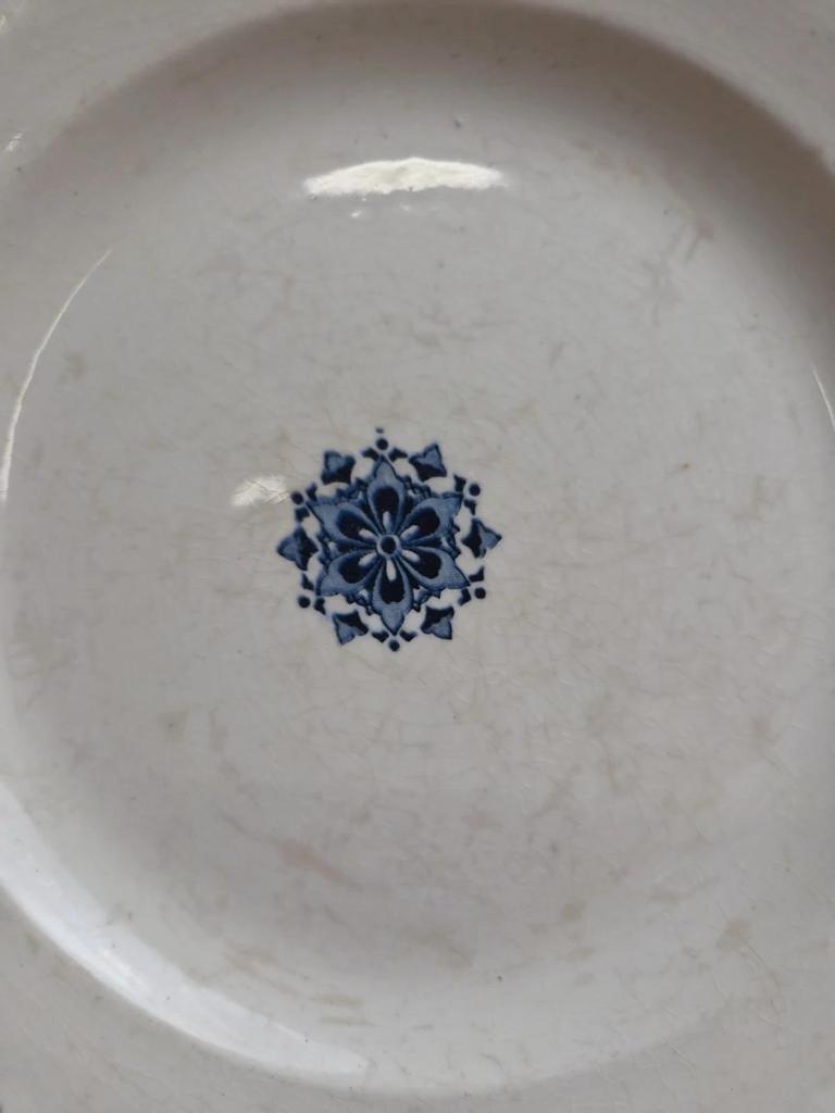 Plat rond terre de fer Hippolyte Boulenger – Modèle Gagny – Bleu ancien