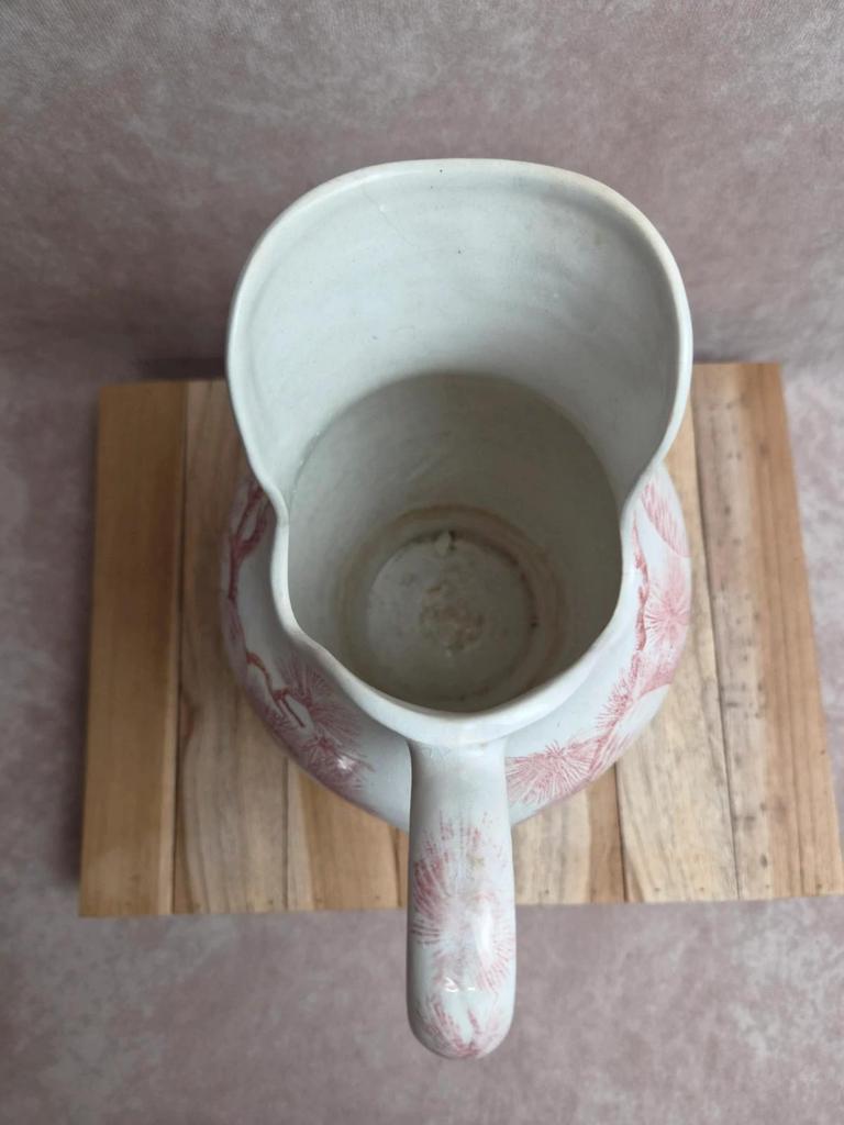 Broc de toilette Terre de Fer Creil & Montereau Sanremo – décor pommes de pin rare