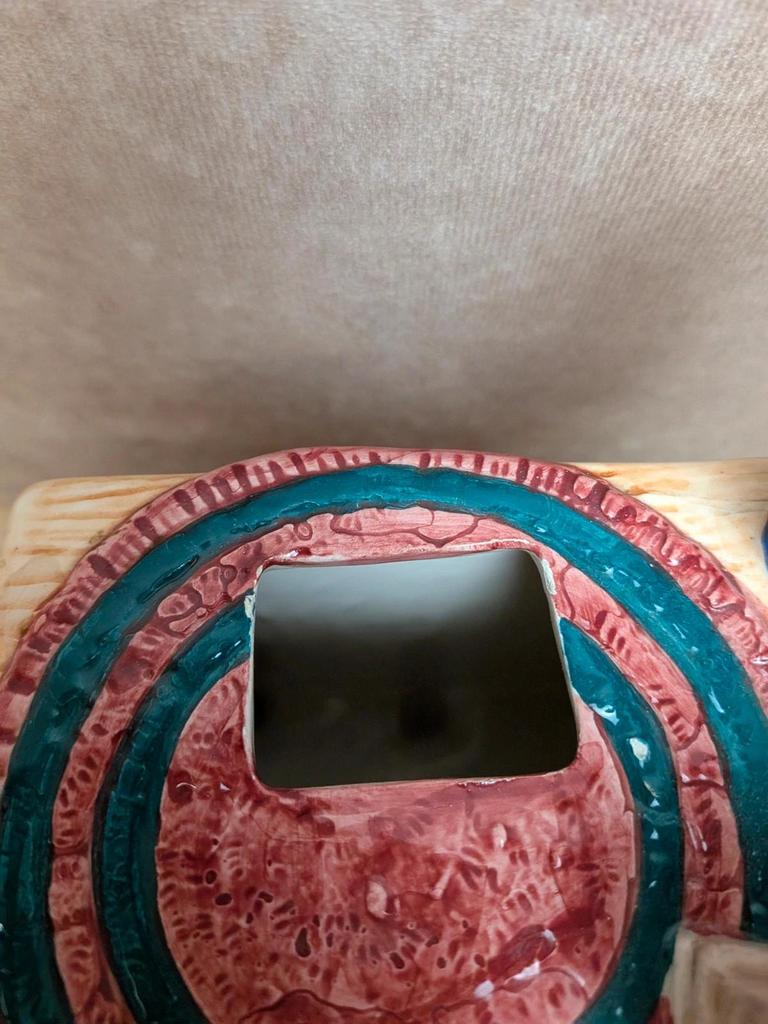 Théière décorative en barbotine – scène meuble ancien
